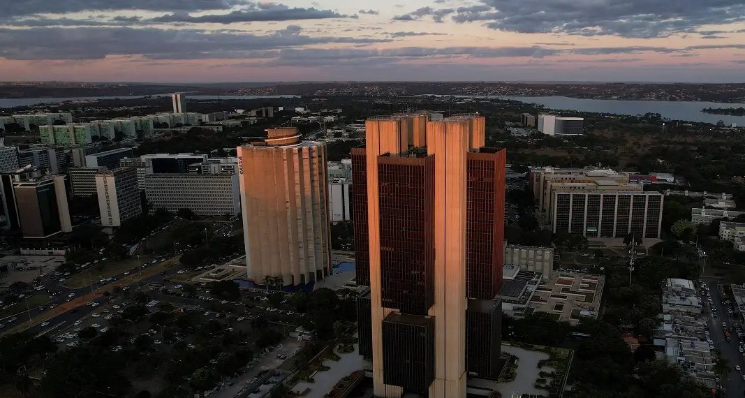 Grandes bancos reduzem expectativa de corte da Selic após alta do petróleo - Imagem do artigo