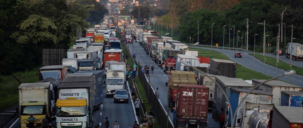 Fiscalização do frete mínimo, pressão sobre caminhoneiros e ajustes na Petrobras lideram interesse dos investidores na semana - Imagem do artigo