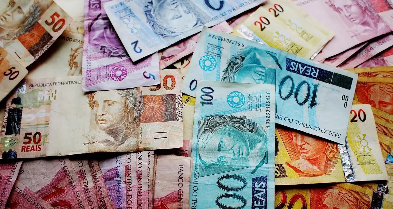 Regras mais duras contra supersalários públicos podem poupar R$ 186,4 bilhões em dez anos, diz estudo - Imagem do artigo