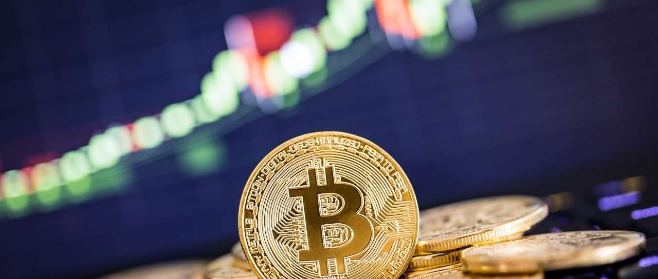 Bitcoin volta a ficar abaixo de US$ 70 mil e acumula perda semanal de quase 5% - Imagem do artigo