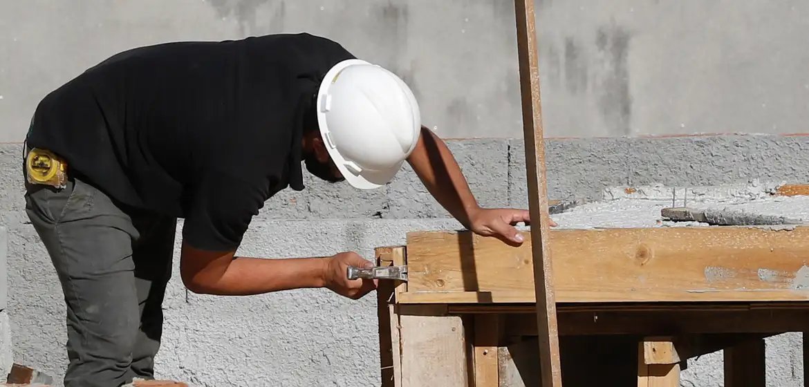 Indústria da construção projeta retração no emprego e menor volume de lançamentos, aponta CNI - Imagem do artigo