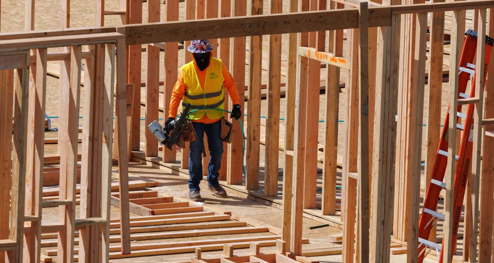 Gastos com construção nos EUA recuam 0,3% em janeiro e surpreendem mercado - Imagem do artigo